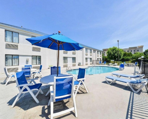 Rodeway Inn image 3